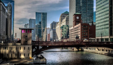 when is the best time to move to chicago