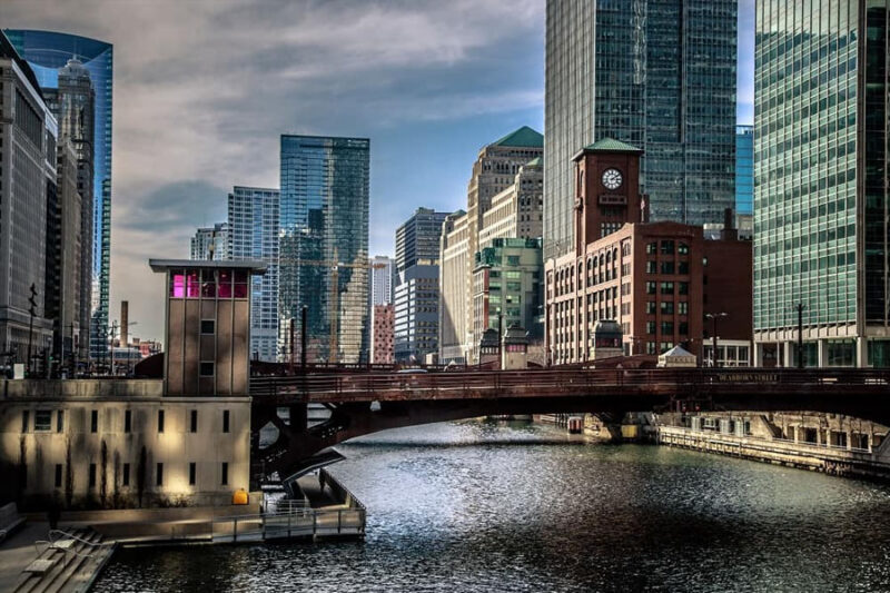 when is the best time to move to chicago